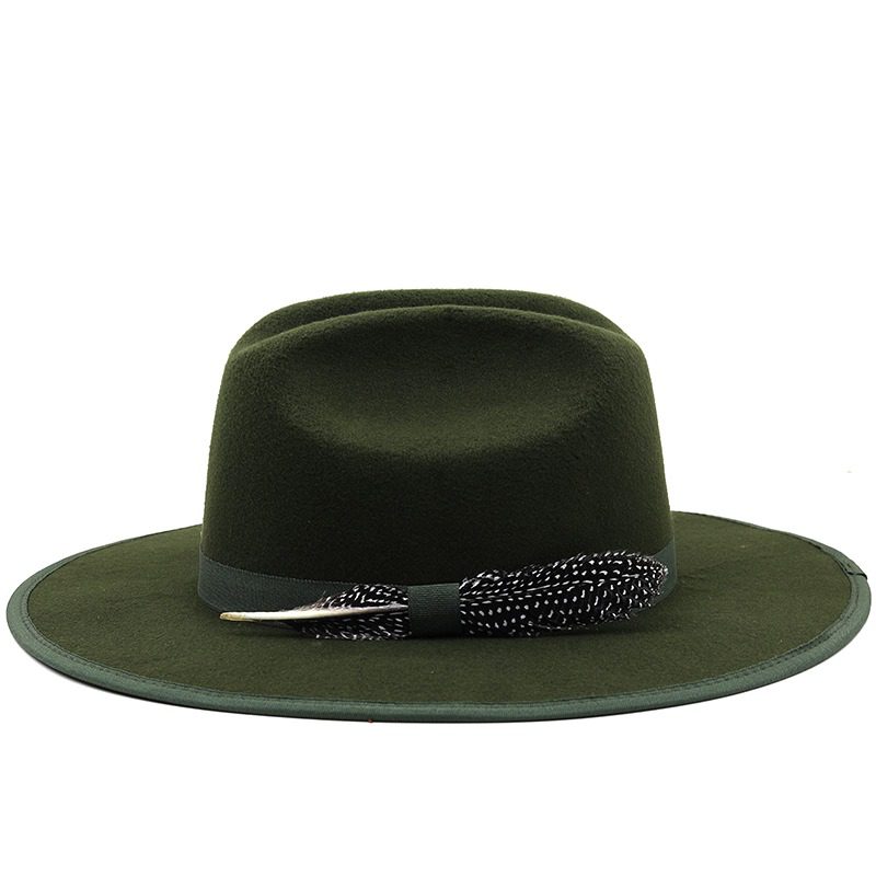 Sombrero vaquero con pluma verde