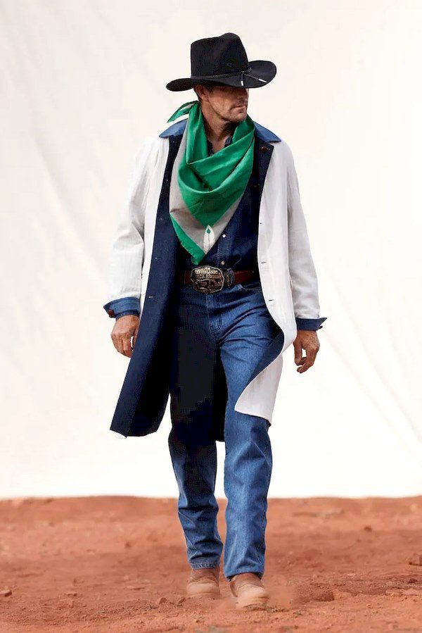 outfit con sombrero vaquero hombre