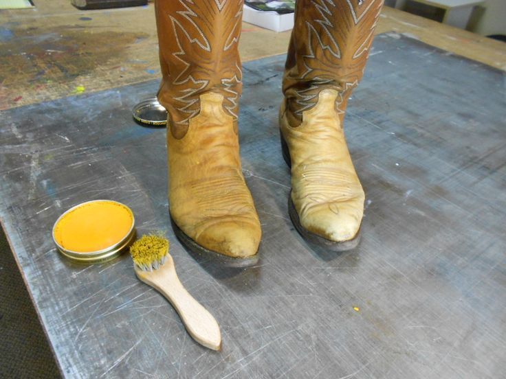 limpiar el exterior de las botas de vaquero