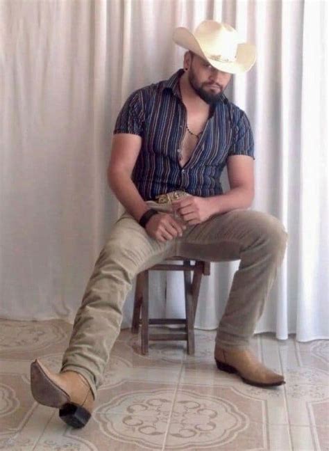 camisa de algodón azul con pantalon vaquero marron