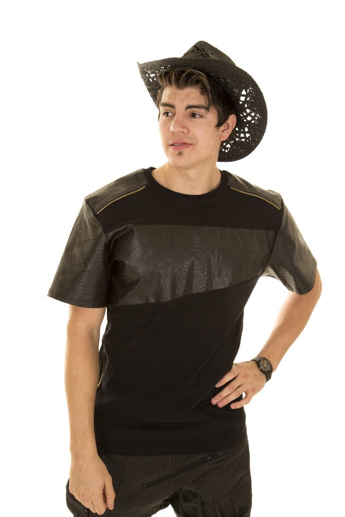 hombre que usa un sombrero de vaquero con flequillo