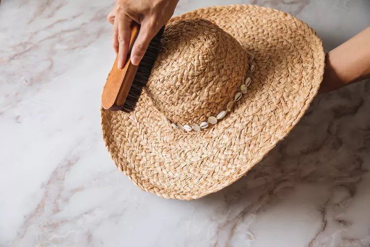 Cómo quitar las manchas de sudor de un sombrero vaquero de paja