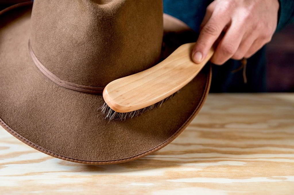 Cómo quitar las manchas de sudor de un sombrero vaquero