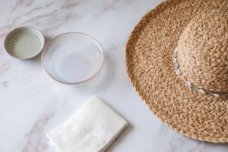 paño como uno hecho de microfibra, agua y detergente, sombrero paja