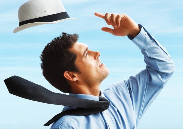Cómo sostener un sombrero en la cabeza, con viento