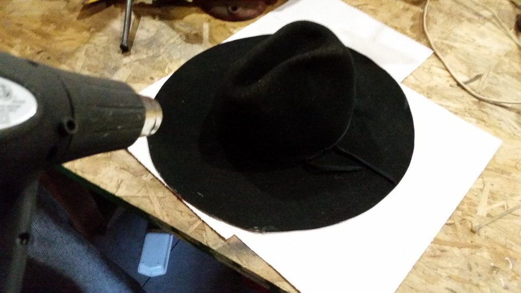 Cómo endurecer un sombrero vaquero de fieltro