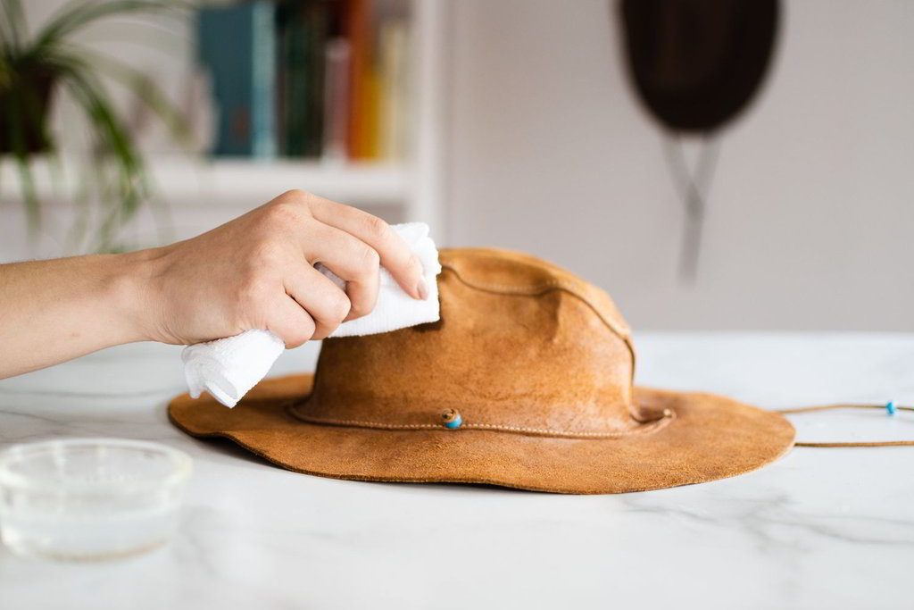 ¿Cómo limpiar un sombrero de gamuza: consejos de expertos
