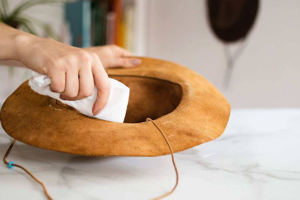 como limpiar un sombrero de gamuza pañuelo