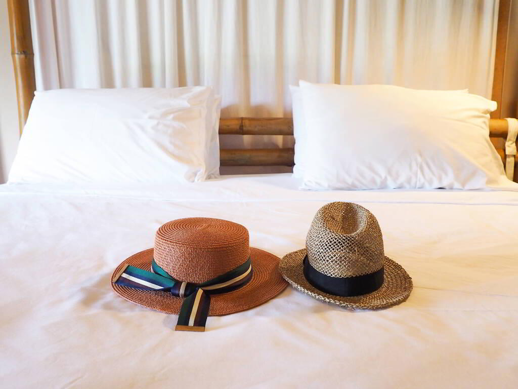 ¿Qué significa el sombrero en la cama? Por qué los vaqueros no pueden poner sombreros en la cama