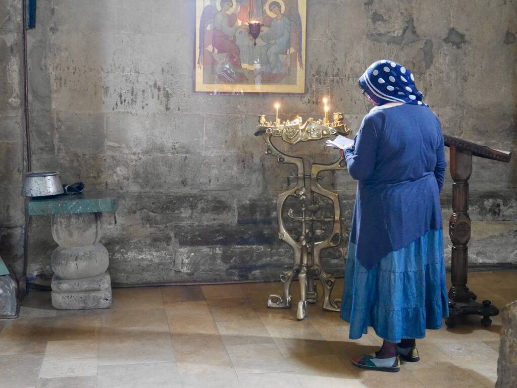 e puede usar sombrero en la iglesia: mujer