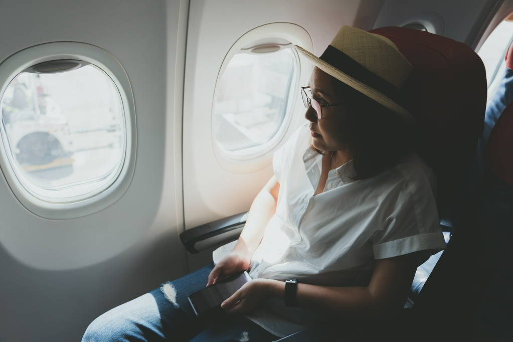 ¿Se puede llevar un sombrero vaquero en el avion?