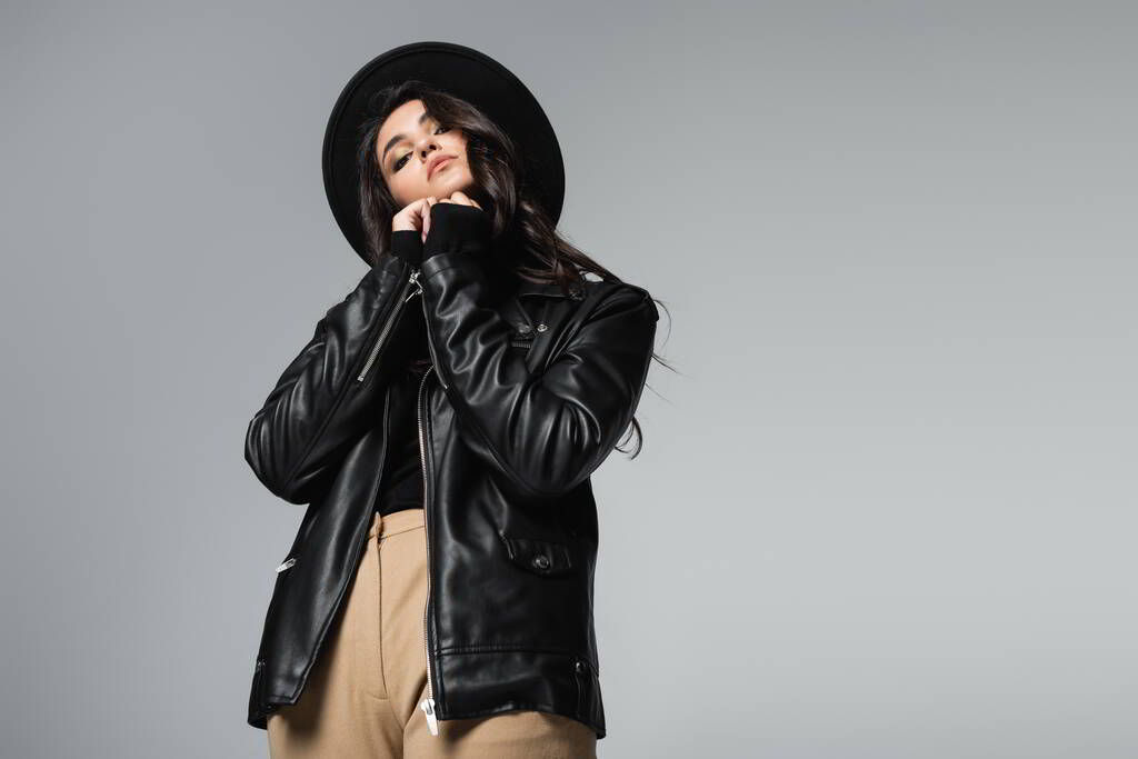Outfit con un Sombrero Negro